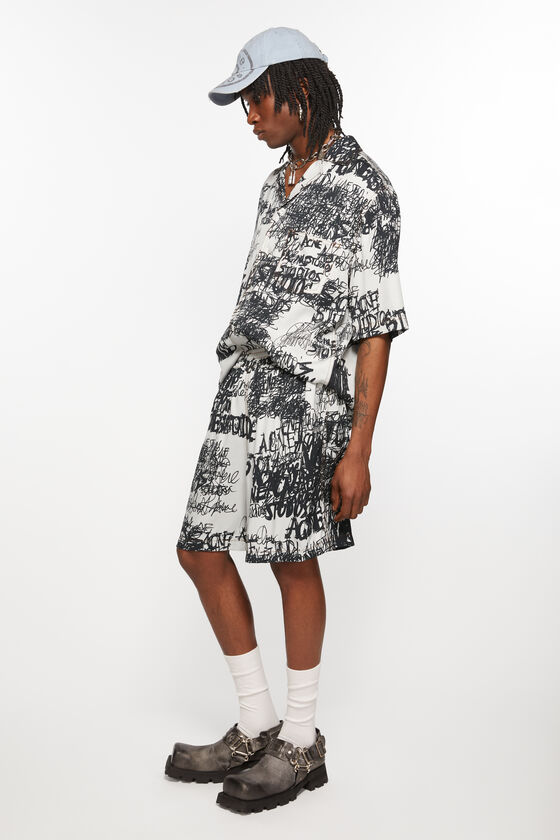 Acne Studios Bedruckte Shorts im Angebot