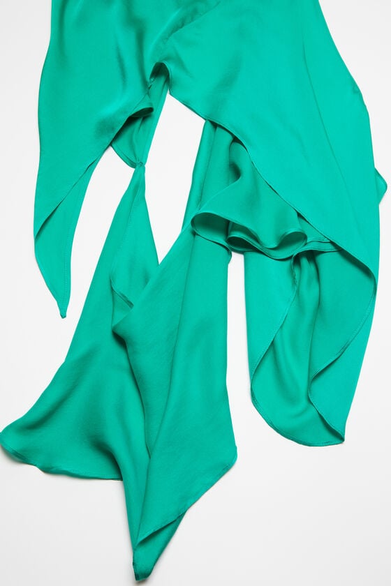 Acne Studios Kleid aus Seide mit Cut-out Laufsteg-Show Sonderangebote