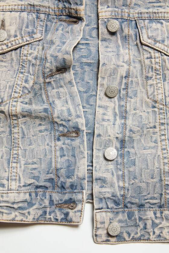 Acne Studios Jeansjacke mit Monogramm – Taillierte Passform Preisnachlass