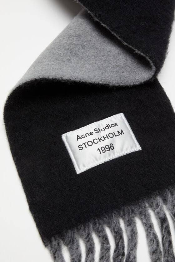 Acne Studios Fransen-Schal mit Logo Im Verkauf