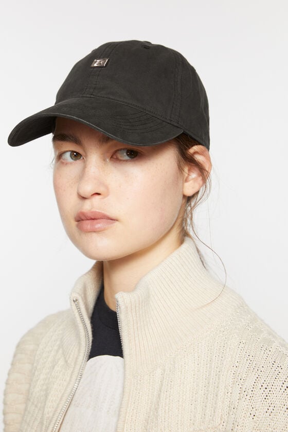 Acne Studios Kappe mit aufgesetztem Face-Aufnäher aus Metall Versandkostenfrei