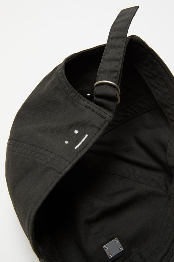 Acne Studios Kappe mit aufgesetztem Face-Aufnäher aus Metall Versandkostenfrei