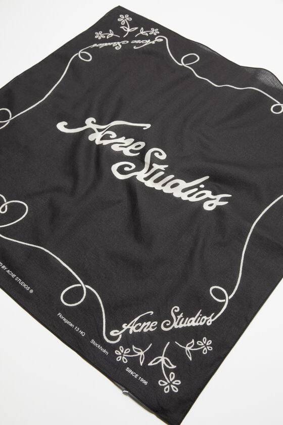 Acne Studios Leichter Schal mit Print Saisonschlussverkauf