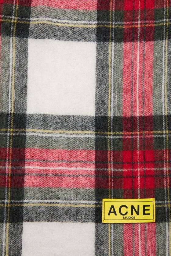 Acne Studios Karierter Fransen-Schal Valentinstagsangebot