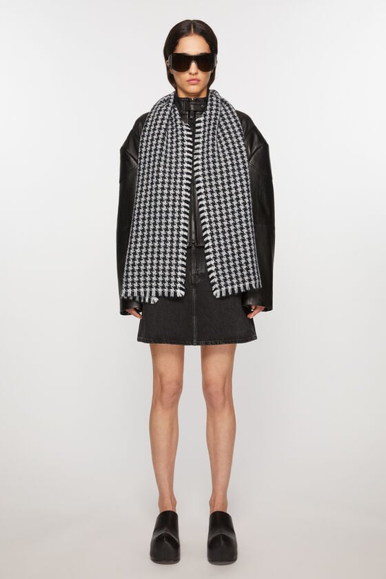 Acne Studios Schal mit Hahnentrittmuster Kauf eins, bekomm eins gratis