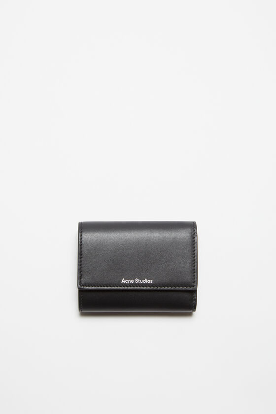 Acne Studios Dreifach-Geldbörse aus Leder Kostenlose Rückgabe