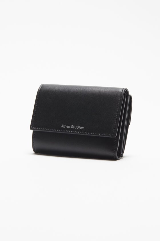 Acne Studios Dreifach-Geldbörse aus Leder Kostenlose Rückgabe