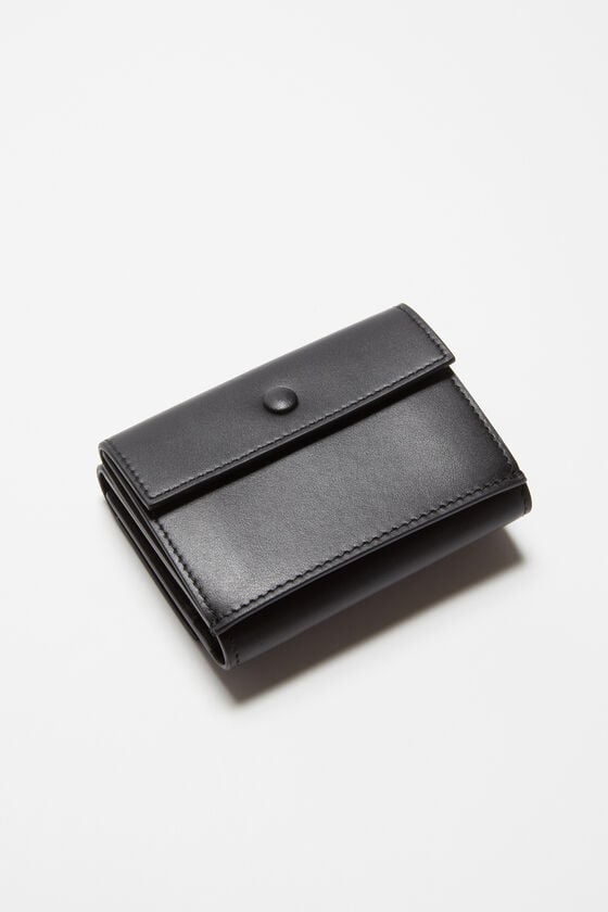Acne Studios Dreifach-Geldbörse aus Leder Kostenlose Rückgabe