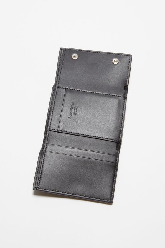 Acne Studios Dreifach-Geldbörse aus Leder Kostenlose Rückgabe