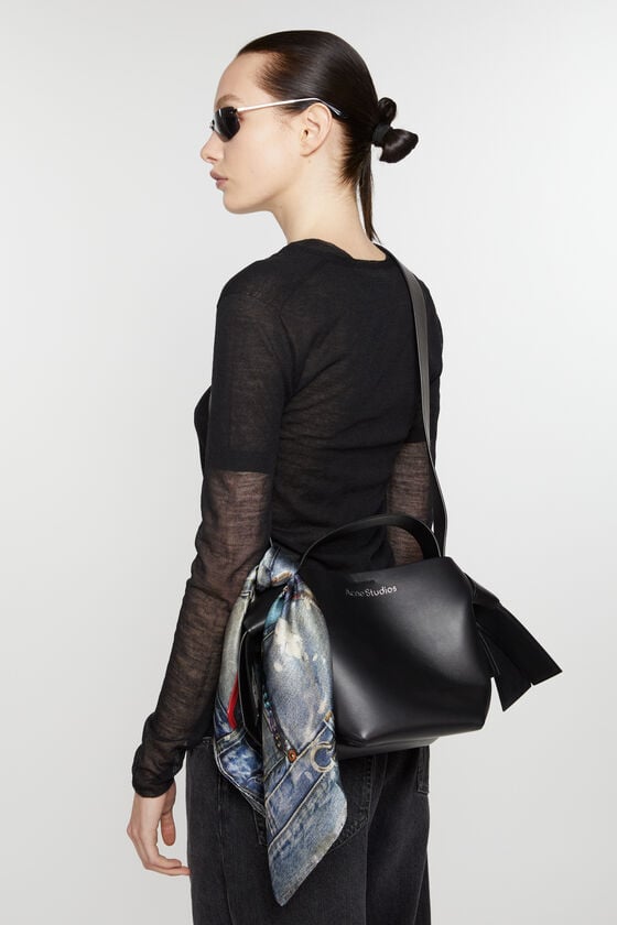 Acne Studios Bedruckter Seidenschal Flash Sale