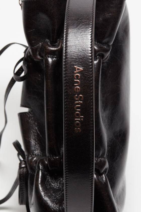 Acne Studios Tasche mit mehreren Taschen Runway Show Kostenlose Rückgabe