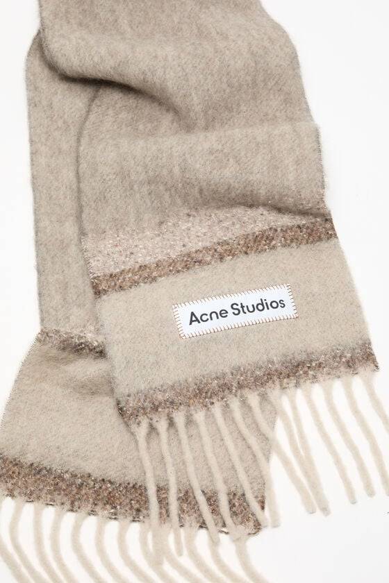 Acne Studios Fransen-Schal mit Logo Sonderangebot