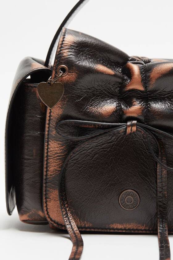 Acne Studios Tasche mit mehreren Taschen Runway Show Großer Ausverkauf