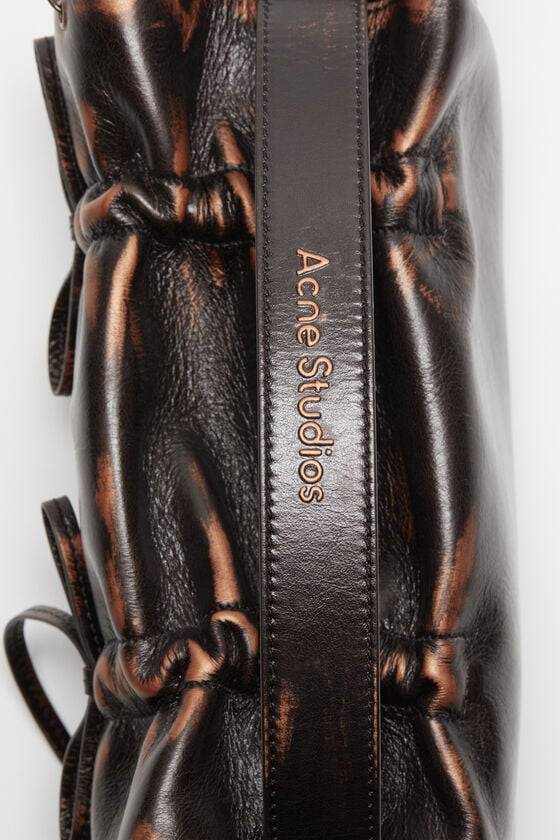 Acne Studios Tasche mit mehreren Taschen Runway Show Großer Ausverkauf