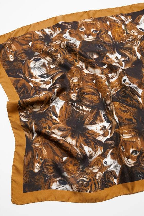 Acne Studios Bedruckter Seidenschal Flash Sale