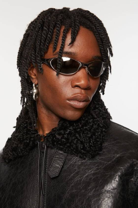 Acne Studios Sonnenbrille mit Metallrahmen und Anhänger Laufsteg-Show Preisnachlass