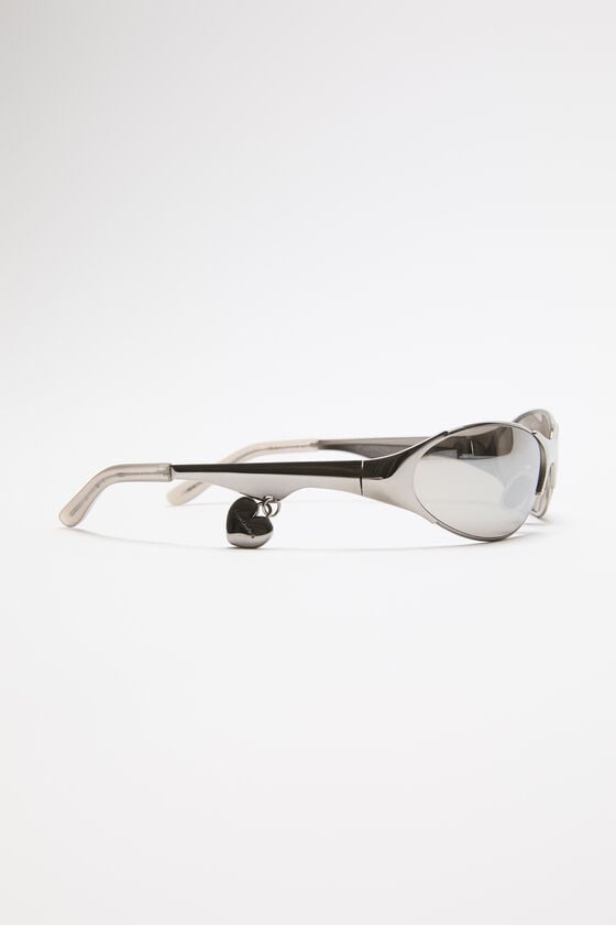 Acne Studios Sonnenbrille mit Metallrahmen und Anhänger Laufsteg-Show Preisnachlass