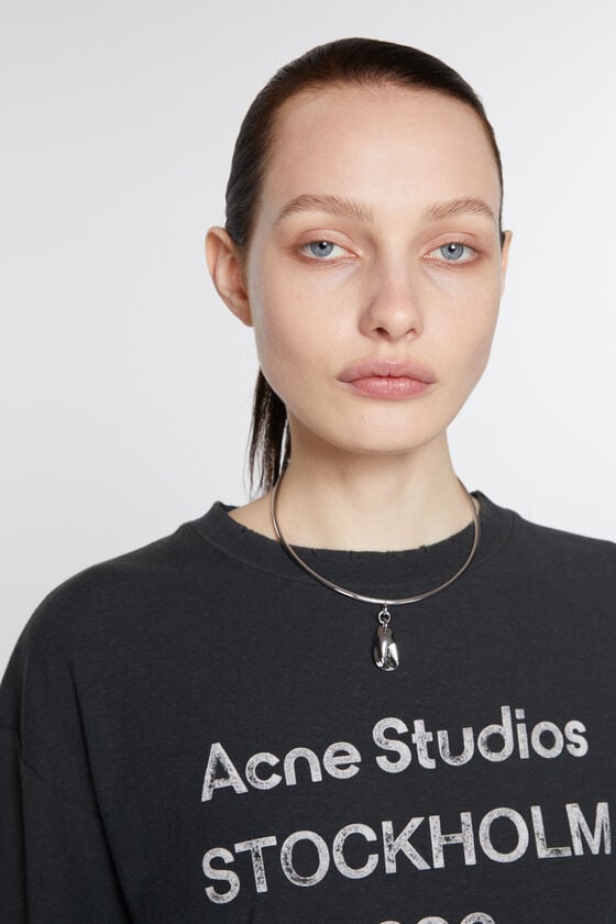 Acne Studios Halskette mit Anhänger Laufsteg-Show Blitzangebot