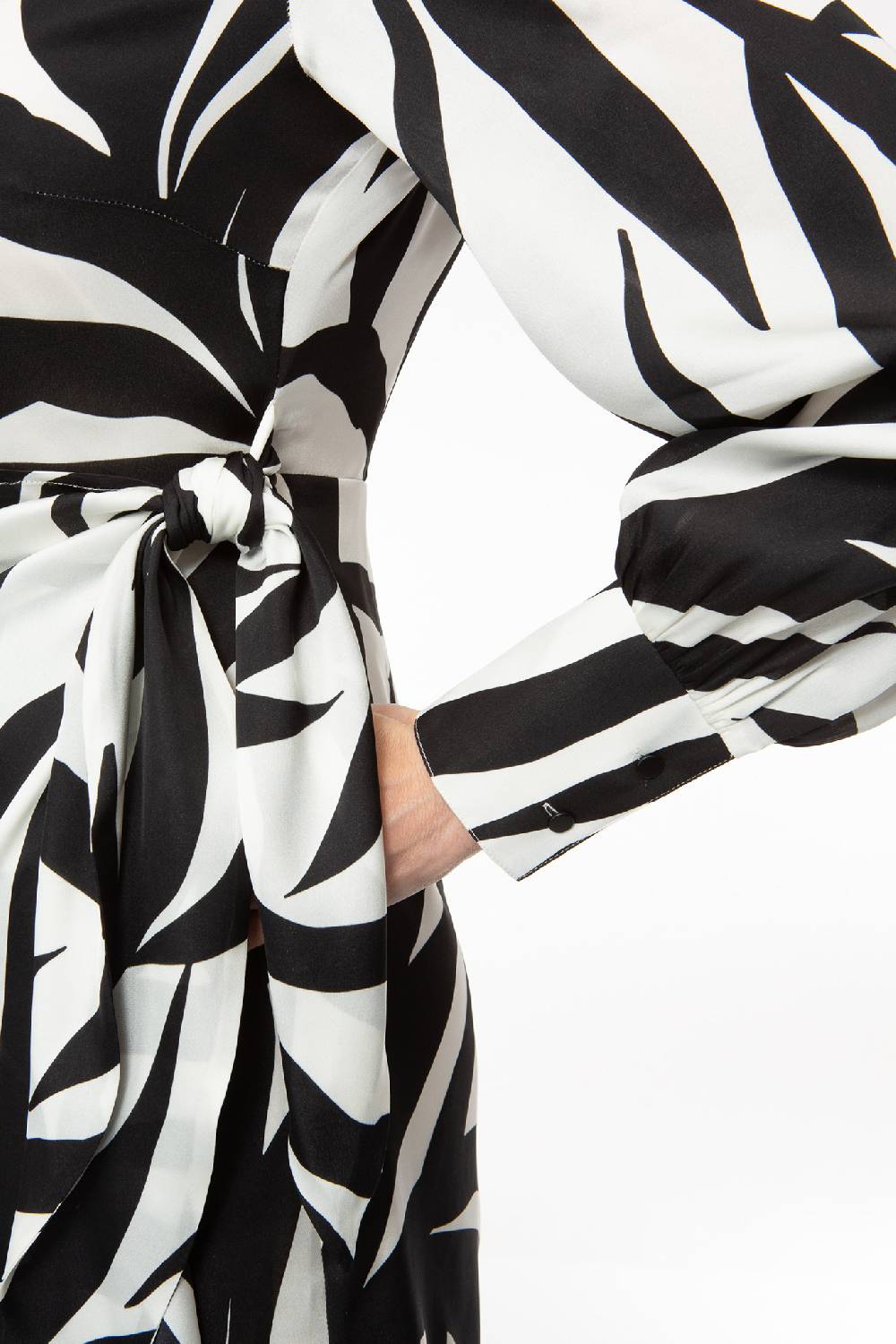 IVI GmbH PALM LEAF BLACK Kurzes Wickelkleid aus Seide Neuheiten