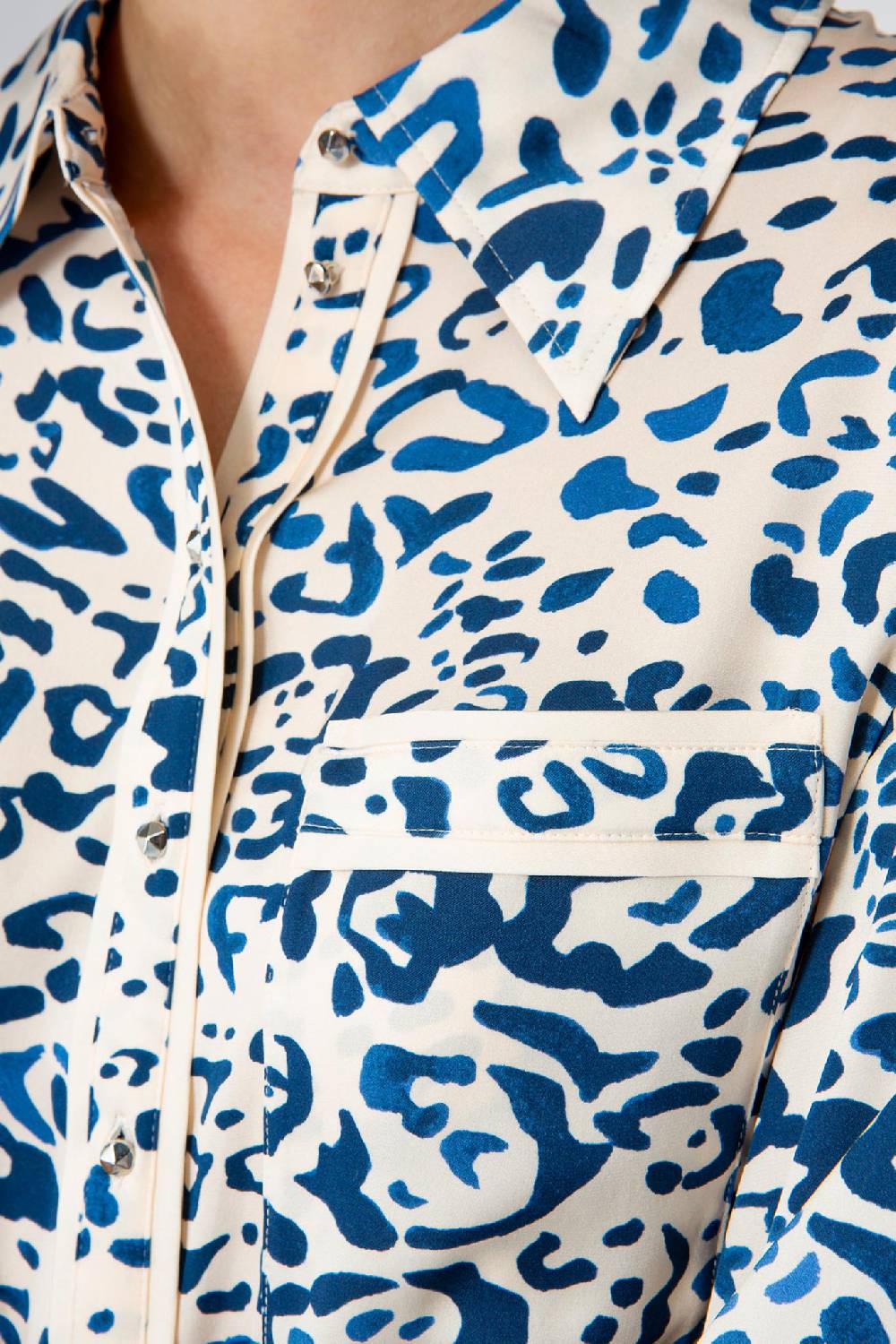 IVI GmbH BLUE LEO Hemdbluse aus Seide Kostenloser Versand international