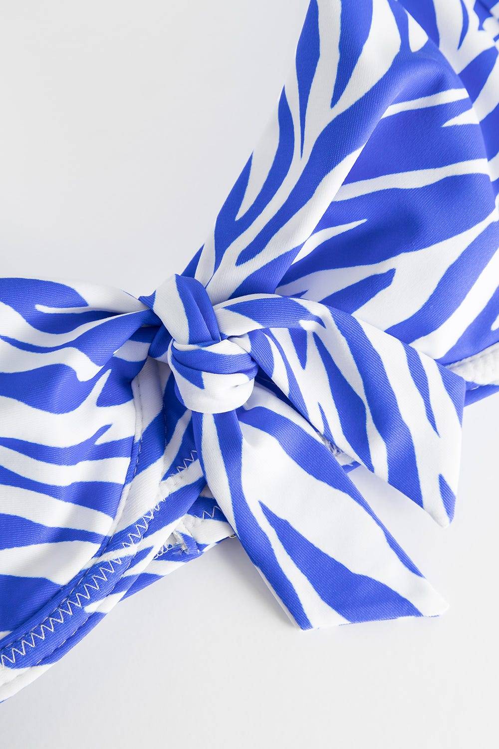 Rösch Bikini-Oberteil im modernen Zebradruck Blau-Weiß Fabrik Onlineshop